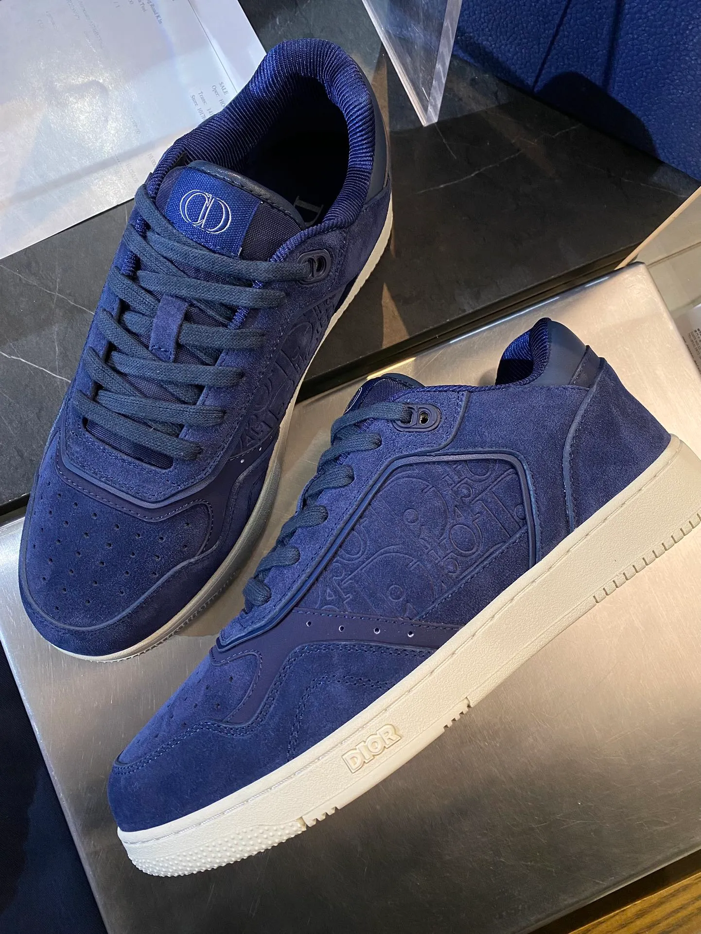 💰780 Dior| New B27 style for men and women ♞size; women 35~40, men 38~47 B27 is so handsome! The best and most eye-catching Dior wear is B27. The combination is invincible. It is versatile for everyday use and you don’t have to choose any combination. B27 feels comfortable on your feet. If you like this simple and elegant color scheme, you must buy it.